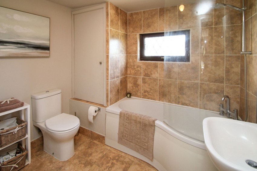 Images for Woodchurch, Ashford, TN26 EAID:4216876937 BID:70d66595-8873-4a77-aef9-15962f379483